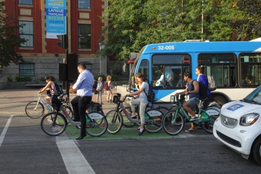 Монреаль призывает провинцию разрешить велосипедистам поворачивать направо на красный сигнал светофора