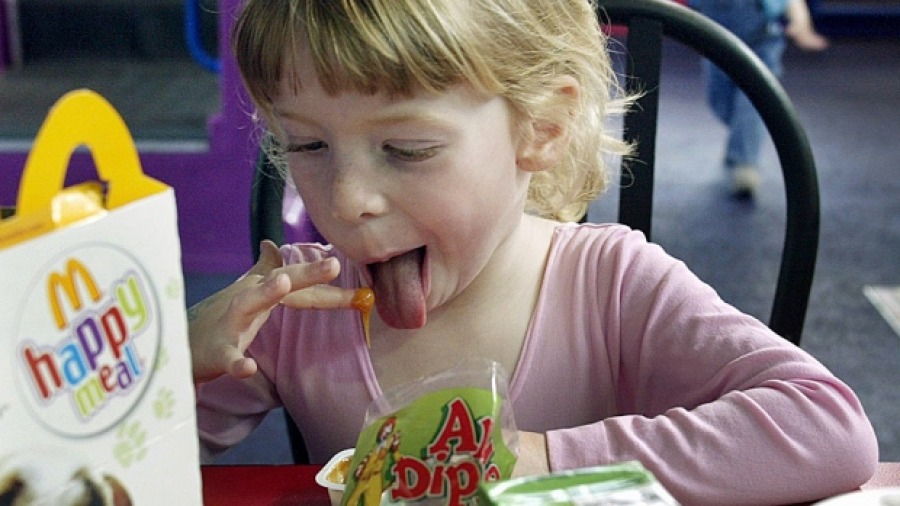 Чизбургеры и шоколадное молоко останутся в детском меню Happy Meals в канадских ресторанах McDonald's в то время, как в США от них отказываются