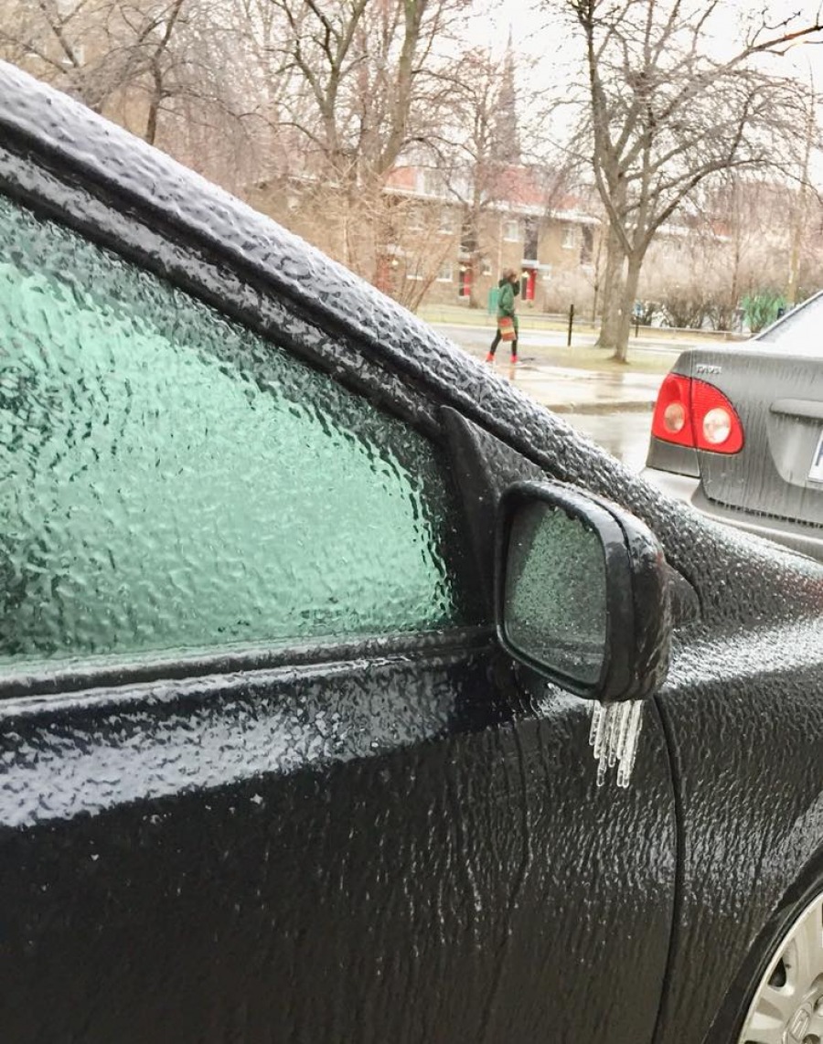Ледяной дождь в Монреале: школы закрыты, дома без света, тротуары под коркой льда
