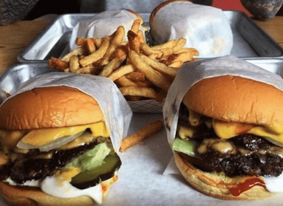 Монреальский “Uniburger” возглавляет список лучших бургеров в Канаде