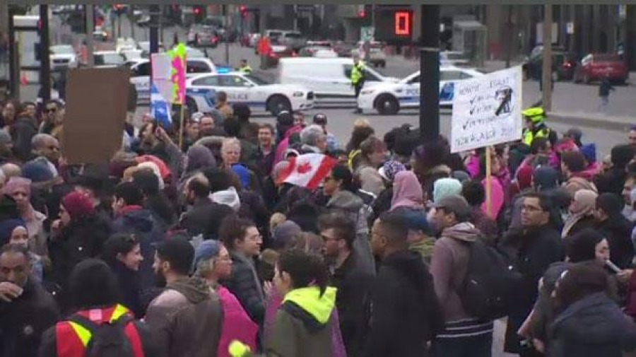 В Монреале тысячи людей вышли на акцию протеста против закона о секуляризме