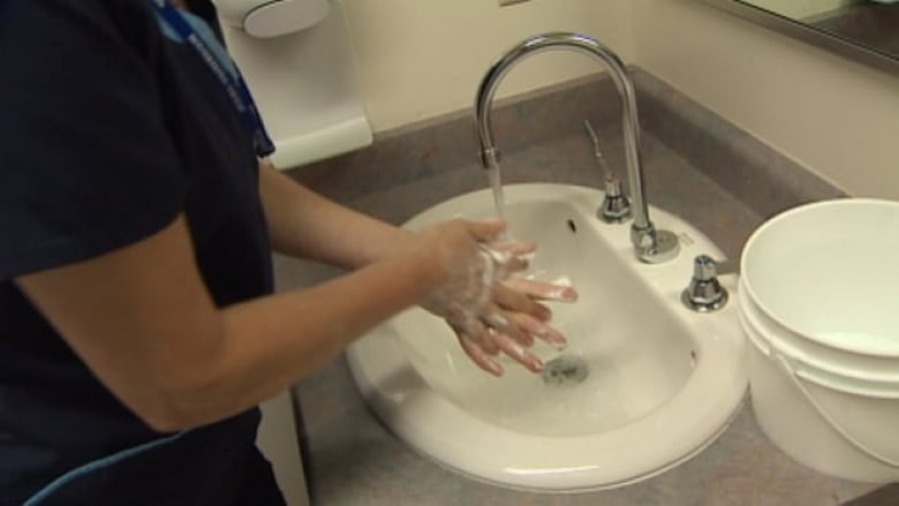 Только 3 из 10 врачей моют руки с мылом перед приемом пациентов