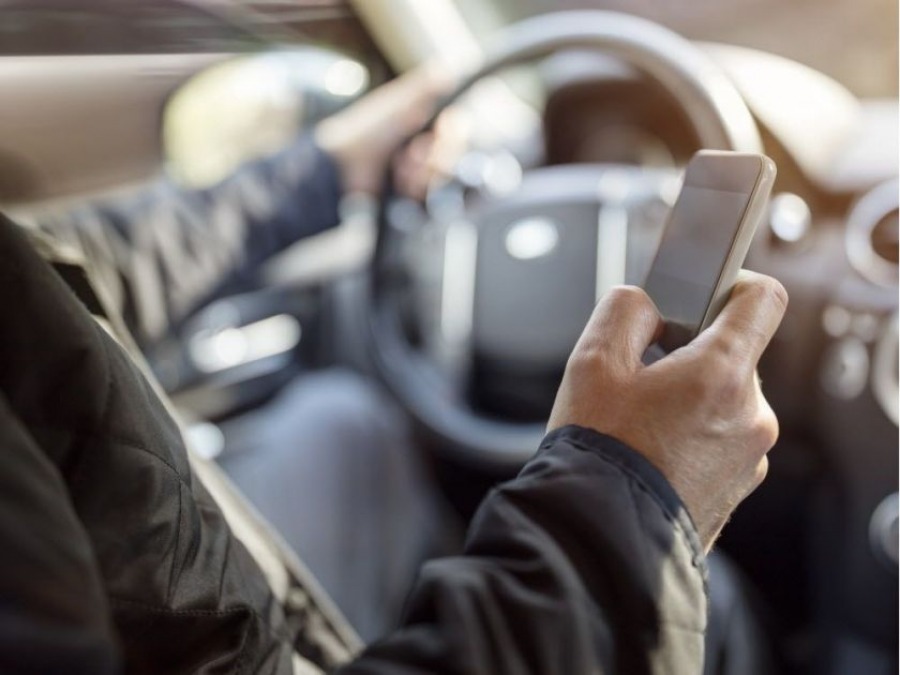 Использование мобильного телефона за рулем может привести к штрафу в размере от $300