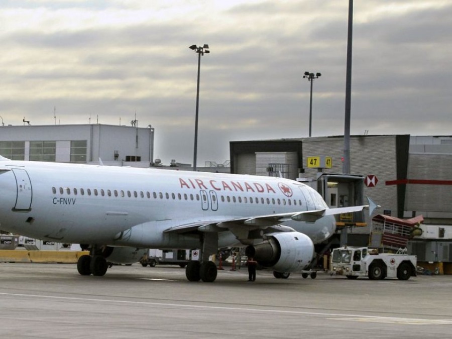 Уснувшую во время полета женщину забыли в самолете Air Canada 