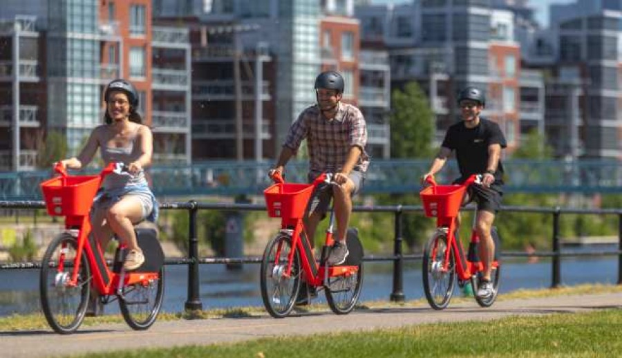 Ярко-красные электрические велосипеды Uber - на улицах Монреаля