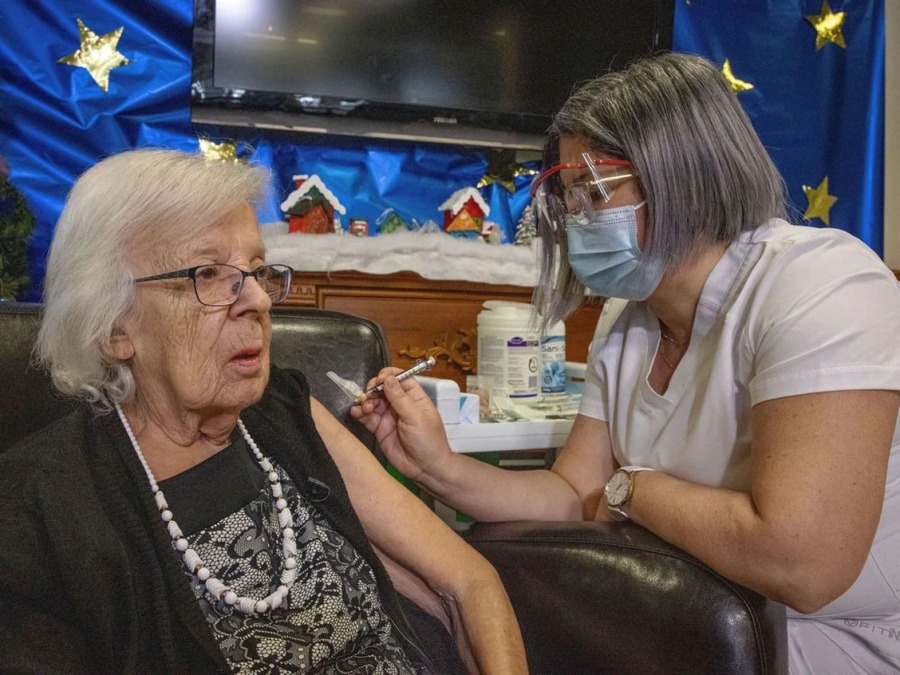 89-летняя Жизель Левек стала первой вакцинированной от коронавируса в Квебеке