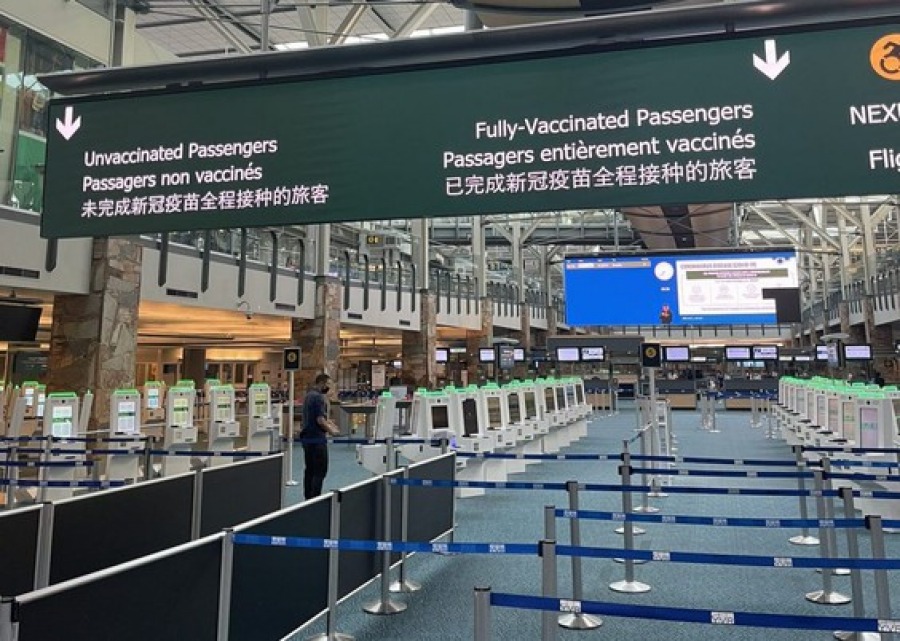 Аэропорты Торонто и Ванкувера разделяют пассажиров по вакцинальному статусу 