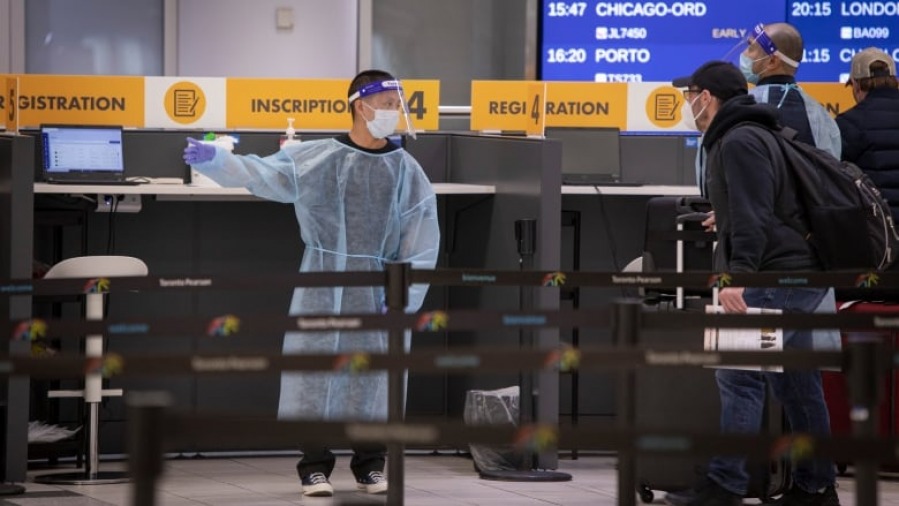 Аэропорты Торонто и Ванкувера отказались от сегрегации пассажиров