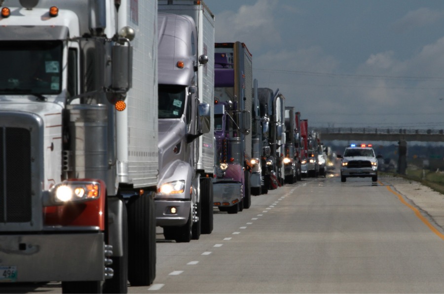 Стачка дальнобойщиков: огромное количество грузовиков медленно движется по дорогам страны в сторону Оттавы 